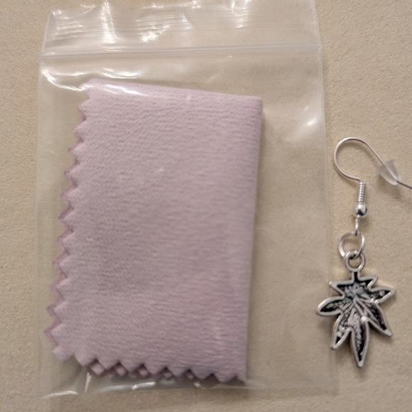Handcrafted Silver Herbal Leaf Dangle Earrings New - Picture 3 of 3